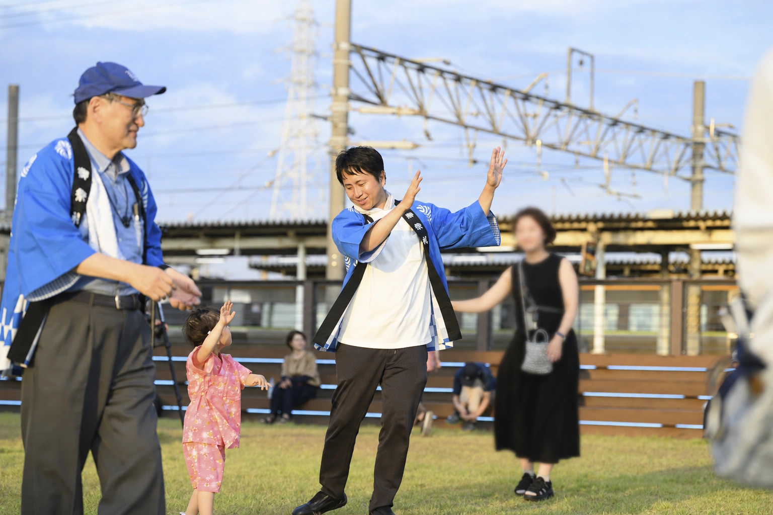 栄町一丁目の夏祭りで家族と参加する新田やす道